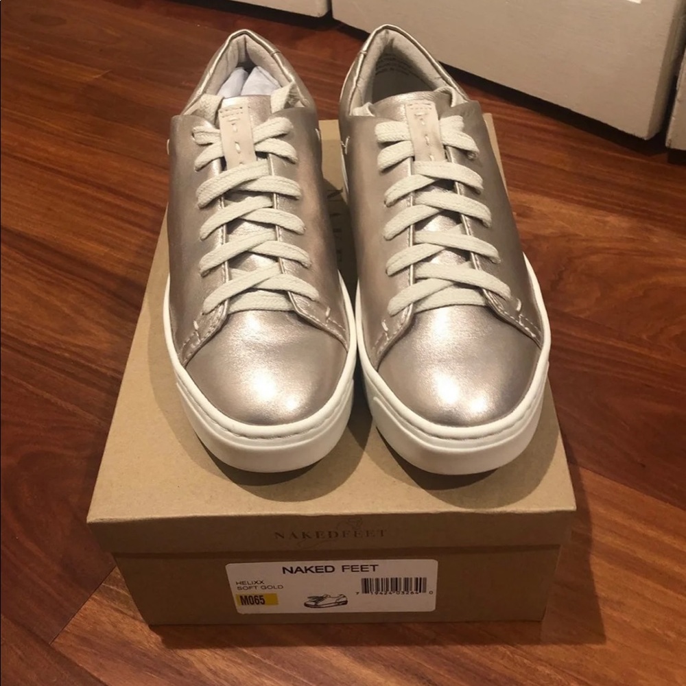 Naked feet Helixx soft gold sneaker